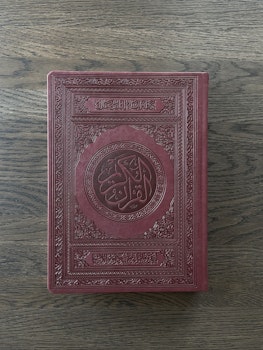 Koranen på arabiska med QR-kod stor vinröd