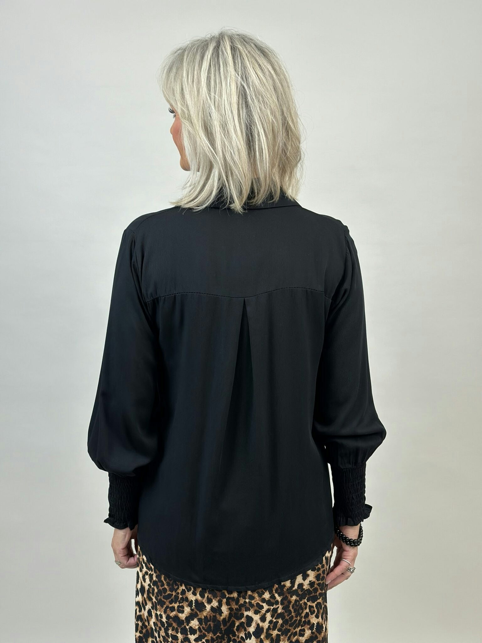 Blus med bred smock i ärmslutet, svart