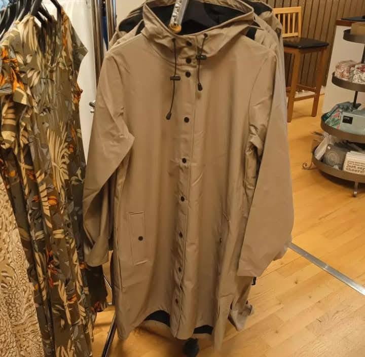 regnkappa mullvadsfärg lång mjuk följsam kapuschong knappar fickor