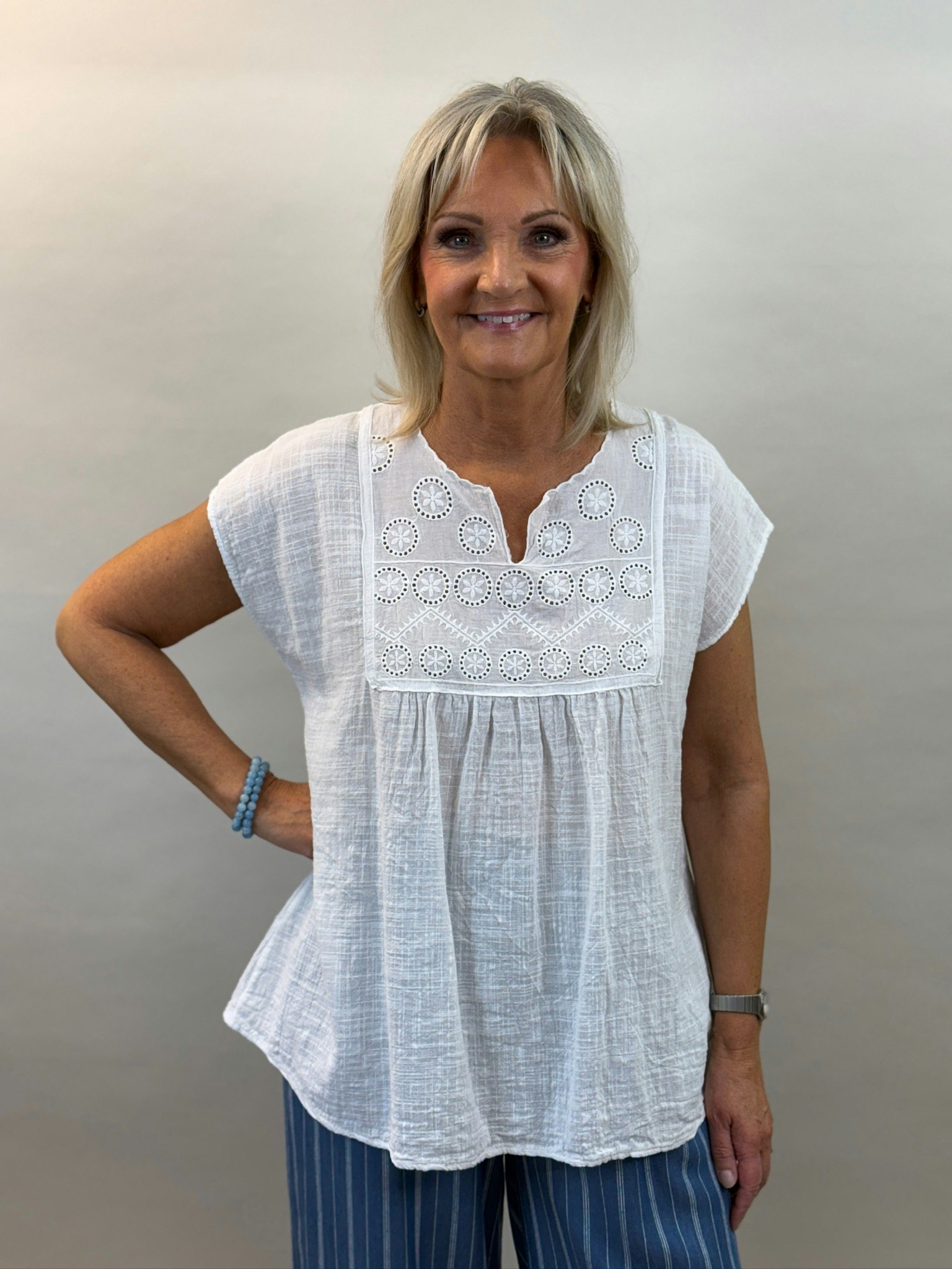 blus holkärm broderat ok vit
