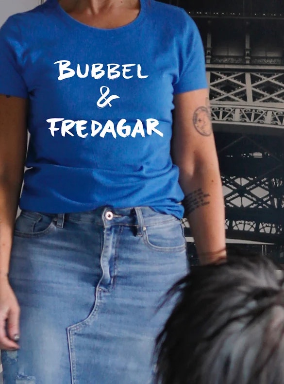 cool t-shirt blå med vitt tryck text bubbel och fredagar