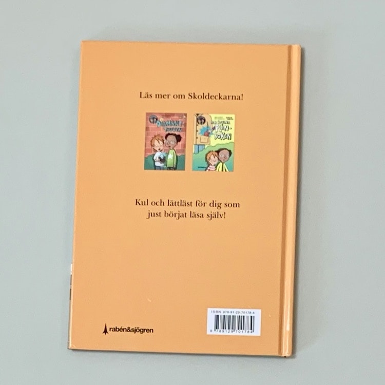 Barnbok Brandlarmet med skoldeckarna, mångfald bland karaktärerna, barn med mörk hy representerade. Författare Lena Lilleste & Lena Forsman, Rabén o& Sjögren