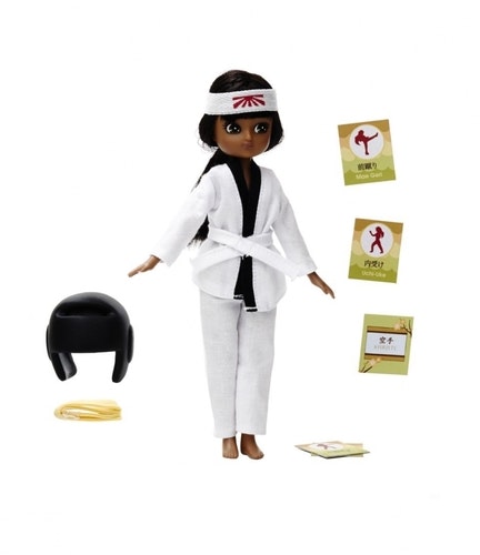 Dockan Kawaii Lottie från varumärket Lottie med Karate-dräkt. Dockan har brun hy och svart hårt, bra representation mörkhyade barn.