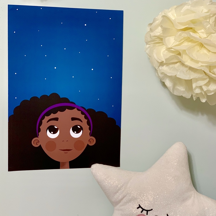 Poster, tavla som passar till barnrum. Flicka med brun hy som representerar mörkhyade barn.