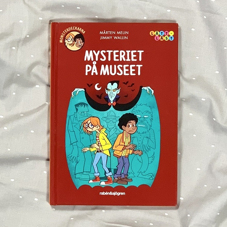 Lätt att läsa bok: Mysteriet på museet med Monsterdeckarna. Mångfald bland karaktärerna där barn med mörk hy är representerade. Författare Mårten Melin, Illustratör Jimmy Wallin, Rabén & Sjögren förla