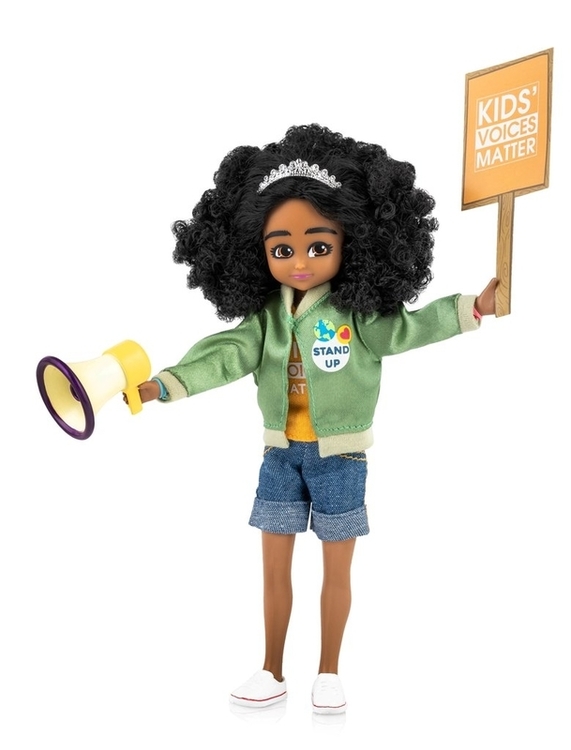 Kid activist Meg, Lottie docka. Docka med brun hy, representation för mörkhyade barn. Varumärke Lottie dolls.