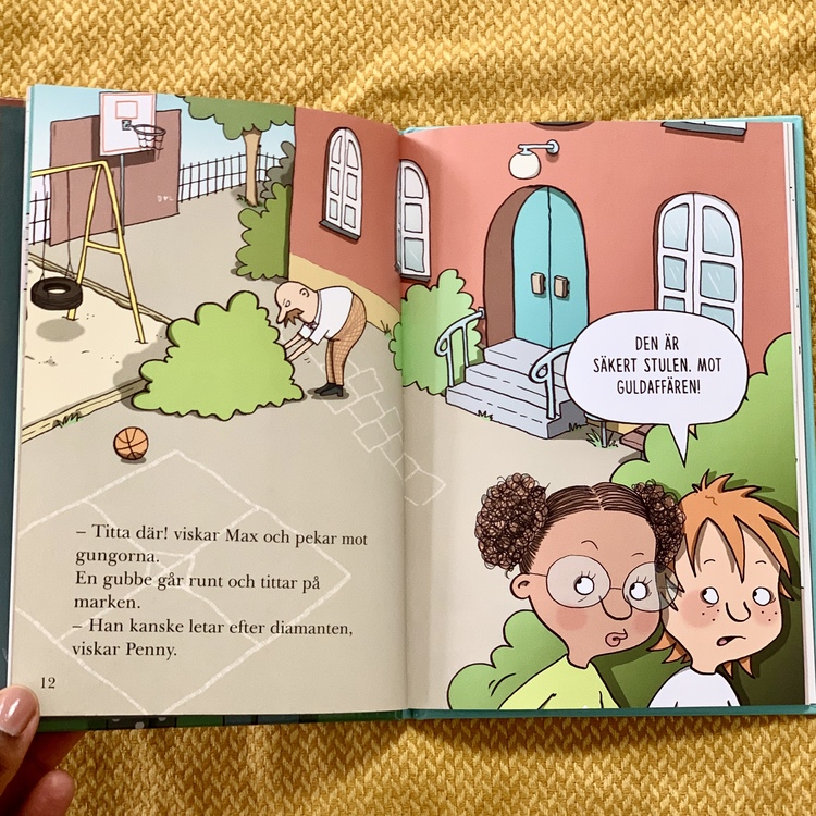 Diamanttjuven med lättlästa boken skoldeckarna, inkluderande bok med mörkhyade karaktärer. Bok från 6 år, spännande bok för barn.