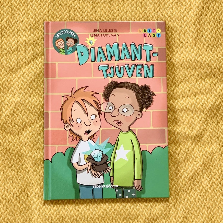Diamanttjuven med lättlästa boken skoldeckarna, inkluderande bok med mörkhyade karaktärer. Bok från 6 år, spännande bok för barn.