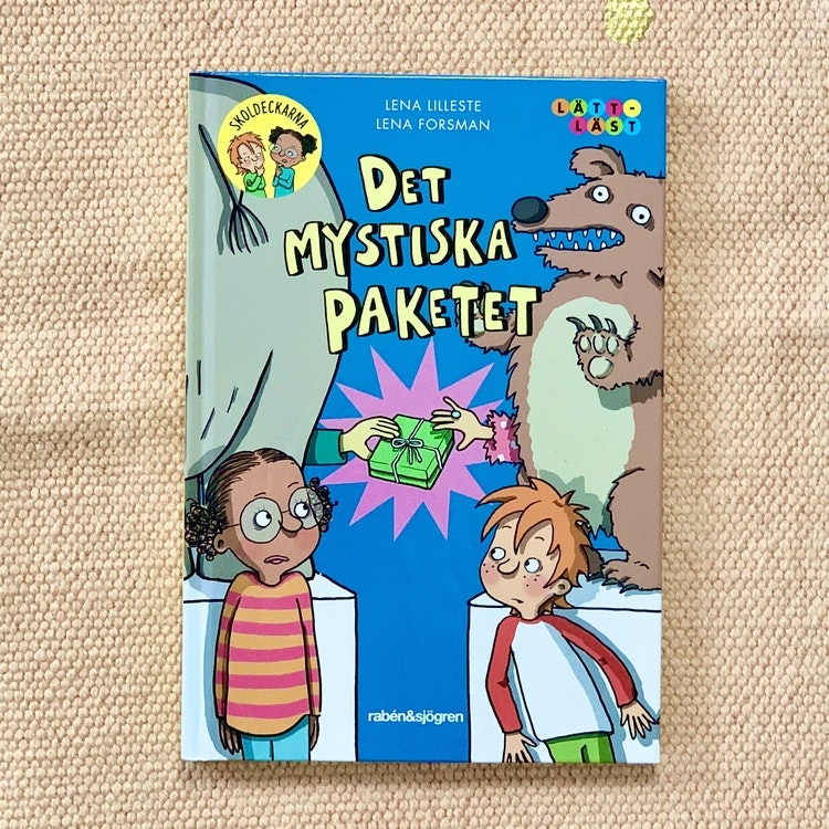 Boken det mystiska paketet, är en lättläst bok om skoldeckarna, inkluderande bok med mörkhyade karaktärer. Bok från 6 år, spännande bok för barn.