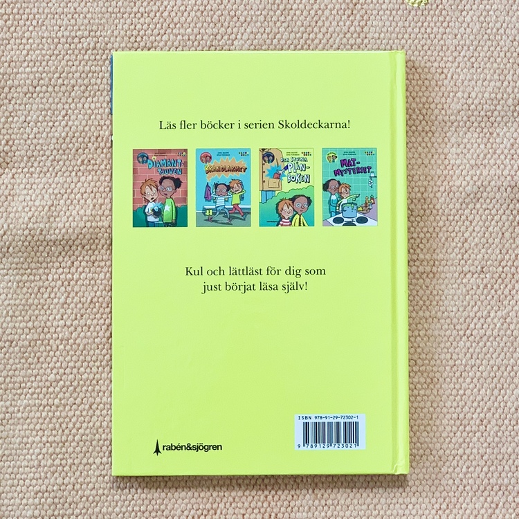 Boken det mystiska paketet, är en lättläst bok om skoldeckarna, inkluderande bok med mörkhyade karaktärer. Bok från 6 år, spännande bok för barn.