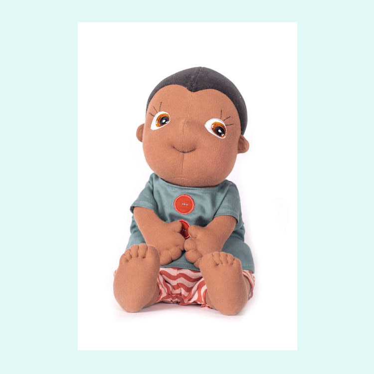 Rubens barn Rubens Tummies Kelvin, ekologisk handgjord docka, en brun mjuk pojkdocka. docka med uttagbar vetekudde.