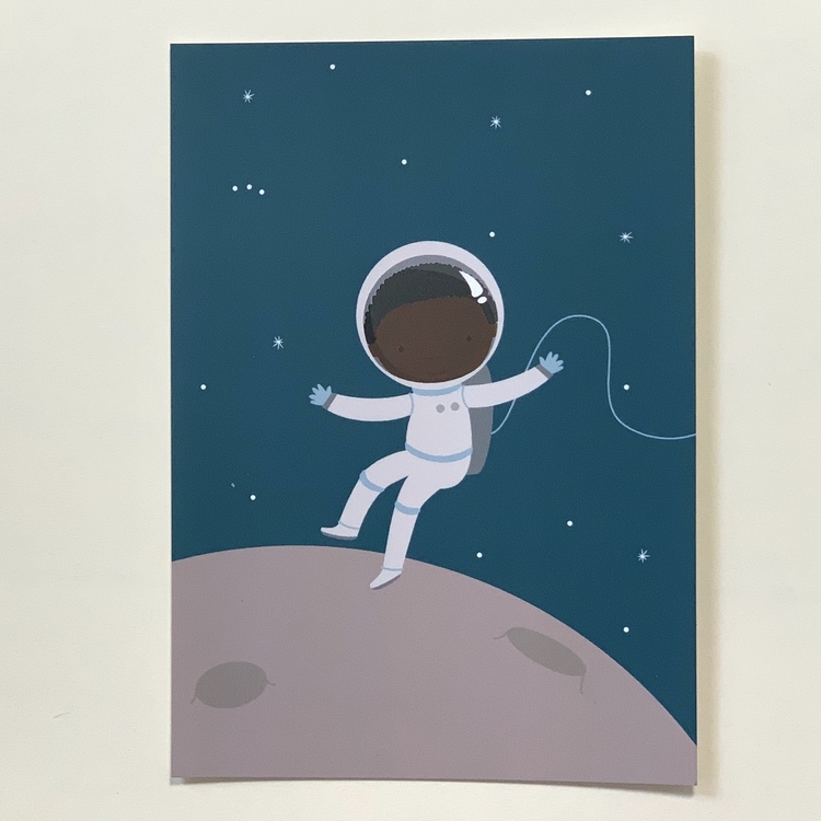 Vykort på en astronaut med brun hy, ett inkluderande kort som kan användas till grattiskort, vykort och till väggen.