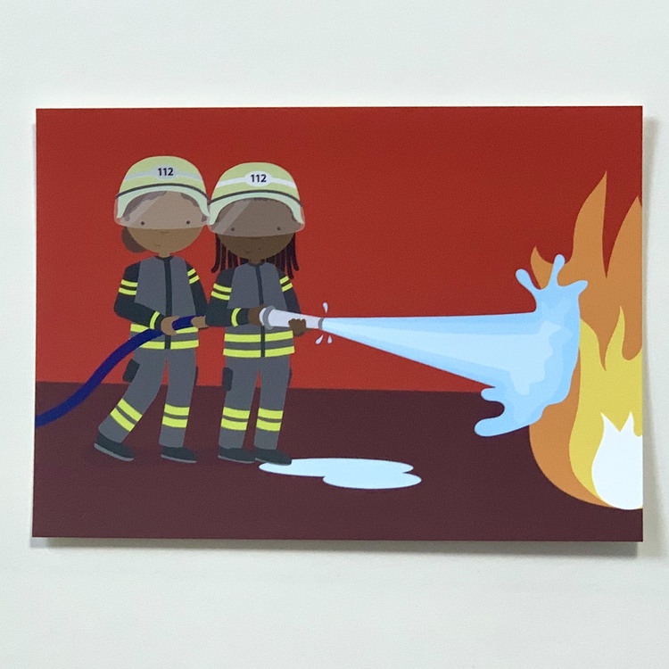 Vykort på två brandmän med brun hy som släcker en eld, ett inkluderande kort som kan användas till grattiskort, vykort och till väggen.