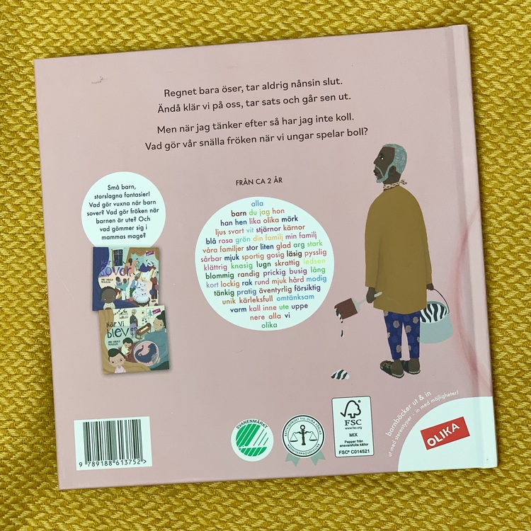 När vi leker - en mysig inkluderande bok för barn från 2 år. Boken från Olika förlag.