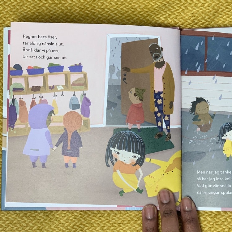 När vi leker - en mysig inkluderande bok för barn från 2 år. Boken från Olika förlag.