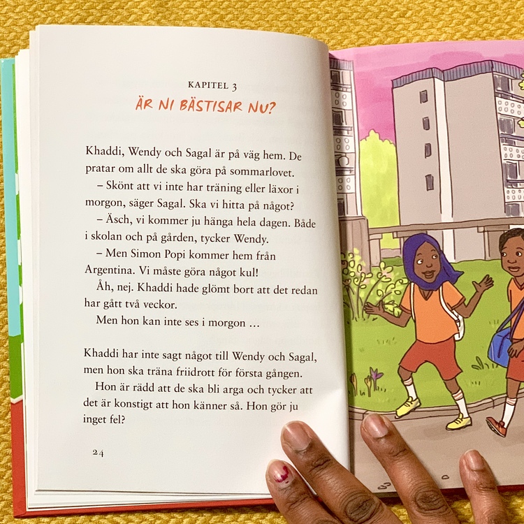 Vilket hopp, Khaddi! en en mysig kapitelbok från Olika förlag. En bok om friidrott och vänskap. En inkluderande barnbok som hyllar mångfald .