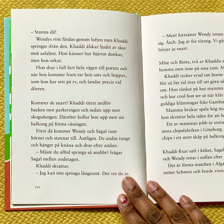 Vilket hopp, Khaddi! en en mysig kapitelbok från Olika förlag. En bok om friidrott och vänskap. En inkluderande barnbok som hyllar mångfald .