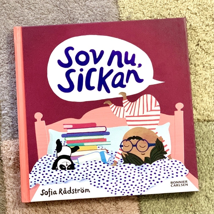 Sov nu, Sickan. En rolig bok för de minsta om ett barn som inte vill gå och lägga sig. En inkluderande barnbok för barn mellan 1 - 3 år.