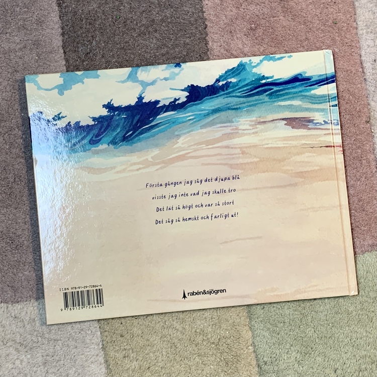 Det djupa blå, en härlig bilderbok skriven av Emily Joof. En fin bok om rädsla för vatten med härliga illustrationer. En inkluderande barnbok med representation av mörkhyade personer.
