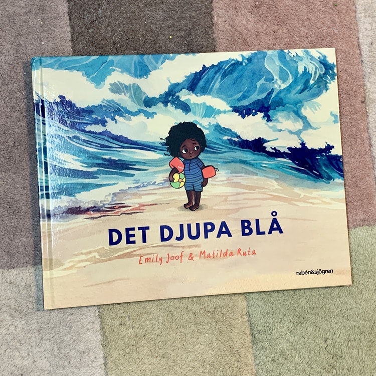 Det djupa blå, en härlig bilderbok skriven av Emily Joof. En fin bok om rädsla för vatten med härliga illustrationer. En inkluderande barnbok med representation av mörkhyade personer.