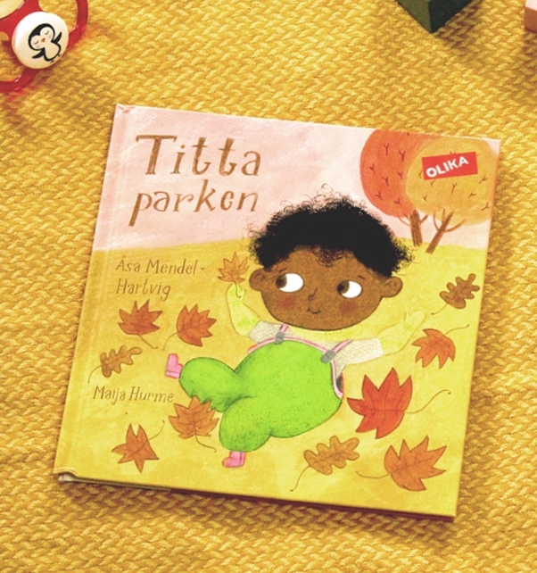 Boktitel Titta Parken, normkreativ bok där barn med mörk hy är representerade. Från Olika förlag, Författare Åsa Mendel-Hartvig, illustratör Maija Hurme