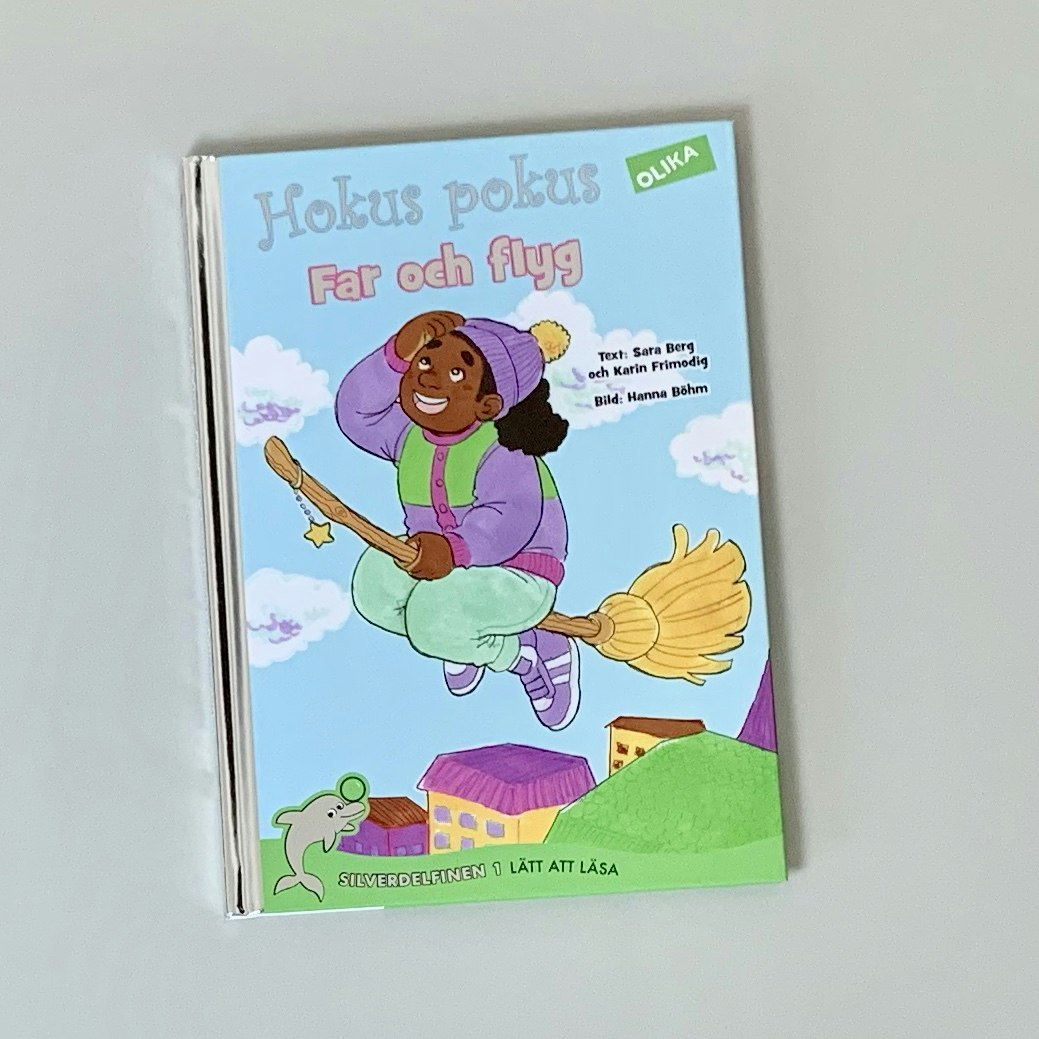 Barnboken Hokus Pokus far och flyg, Lätt att läsa, mångfald i åtanke där mörkhyade personer är representerade. Författare Karin Frimodig & Sara Berg och illustrerad av Hanna Böhm, Olika förlag.
