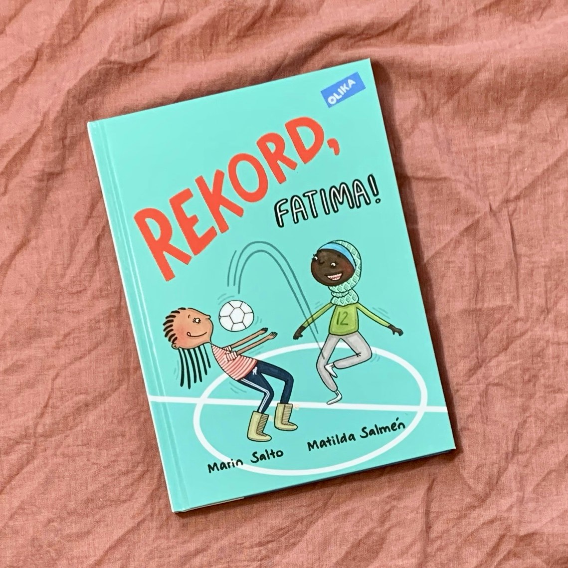 Barnboken Rekord, Fatima! Författare Marin Salto och Matilda Salmen, Olika förlag. Bra mångfald i boken, muslimska barn med slöja och mörkhyade barn är representerade.