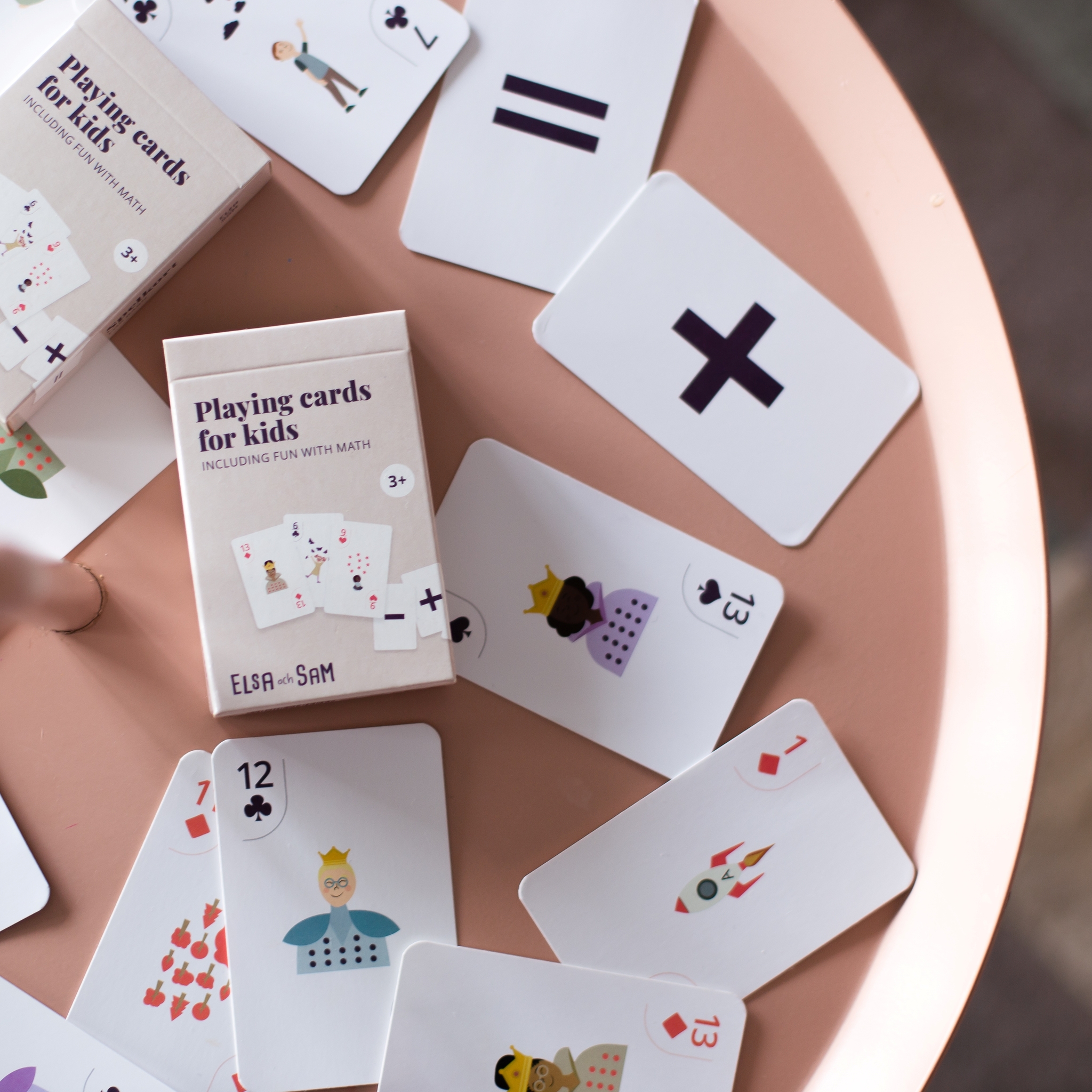 En kortlek för barn med symboler som kan räknas och matchas med kortets nummer.