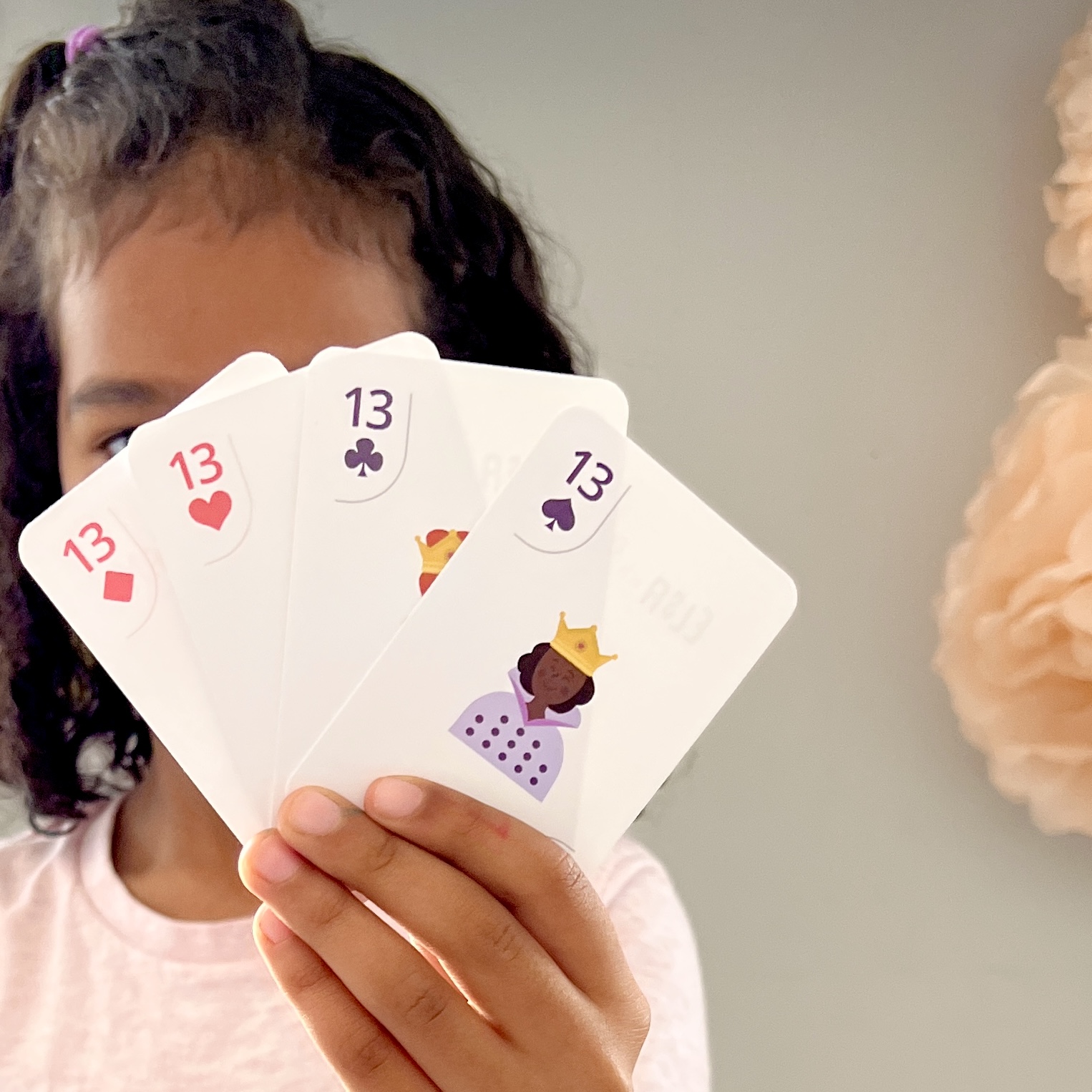 En kortlek för barn med symboler som kan räknas och matchas med kortets nummer.
