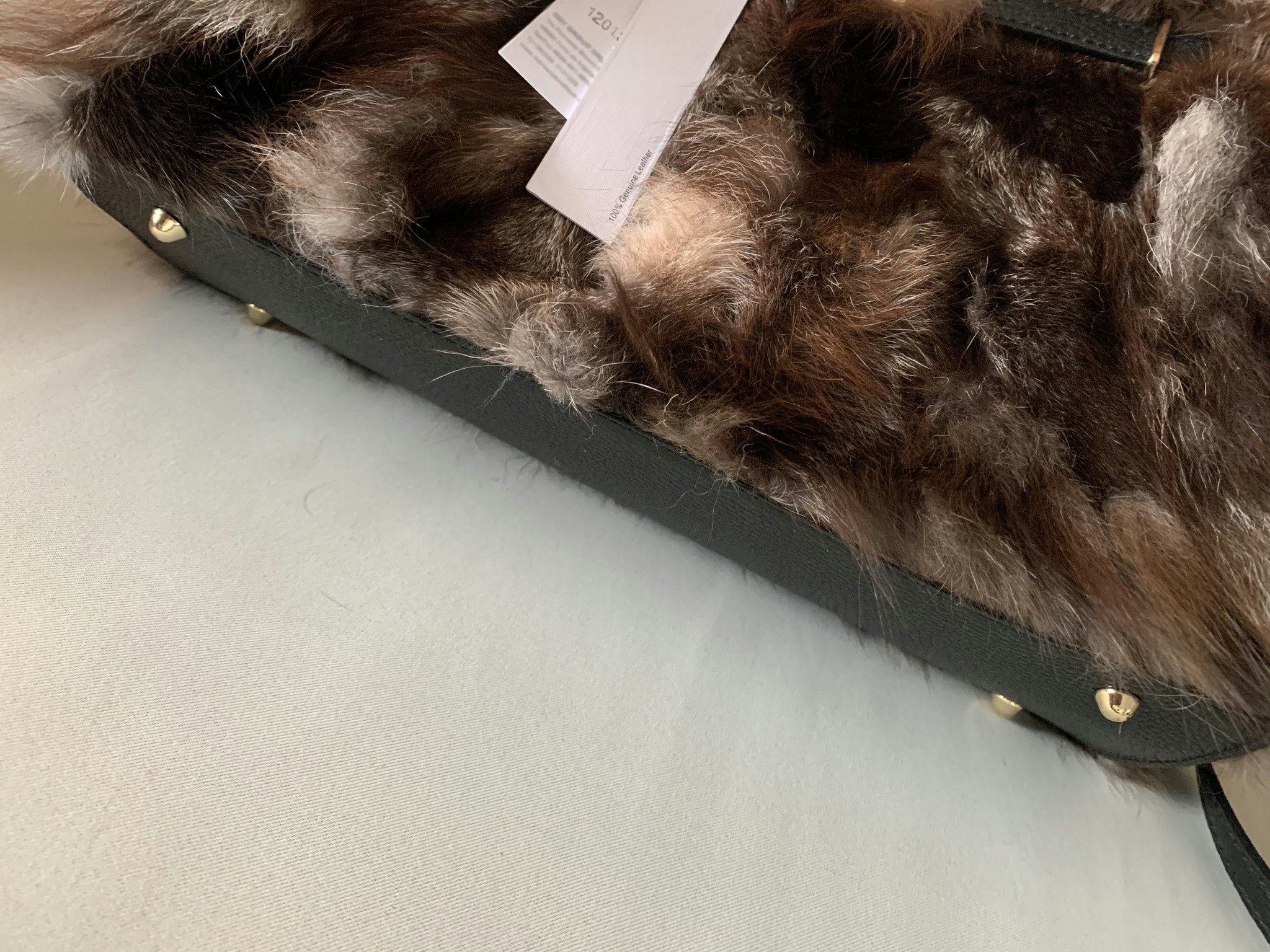 Esklusiv håndveske i skinn og fluffy pels
