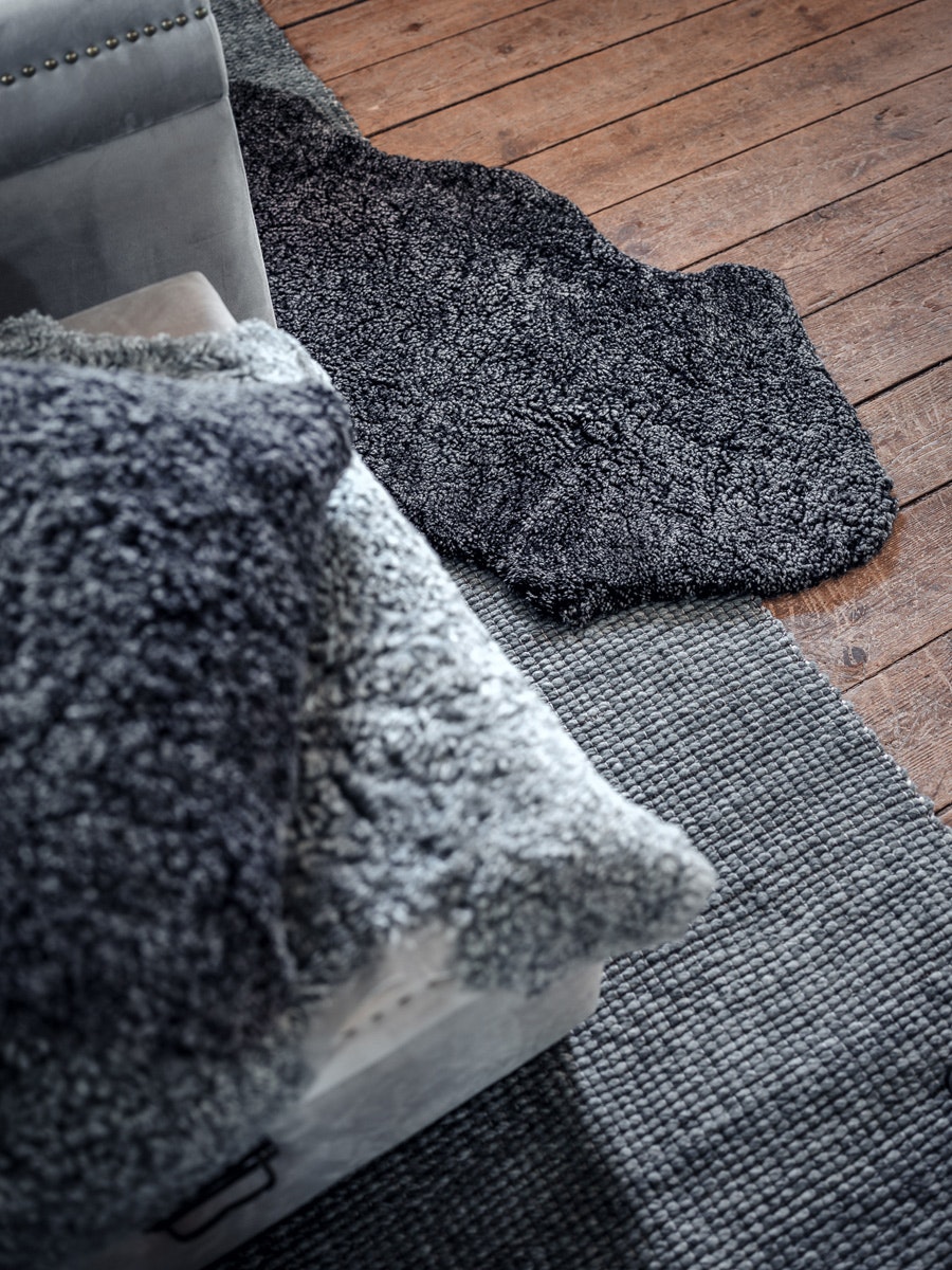 Skinnwille Curly 1,5 fårskinnsfäll 60x135cm Mörkgrå