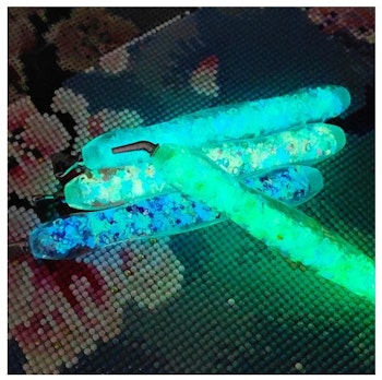 Diamond Painting Resin Penna Självlysande Lila med 10 lila vax a´ 2x2 cm