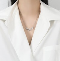 Magnetiskt Halsband med Hjärta och Klöverdesign