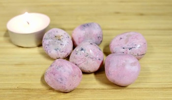Rhodonite handpolerad från Peru  ca.10-15g