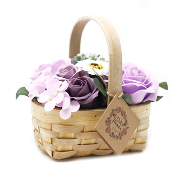 Bukett med Tvålblommor i Flätad Korg - Lila