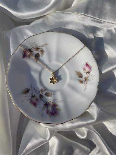 Juni necklace guld