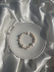 Blush pearl bracelet