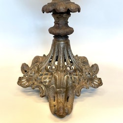 Klassisk bordsfotogenlampa på järnfot 14'''