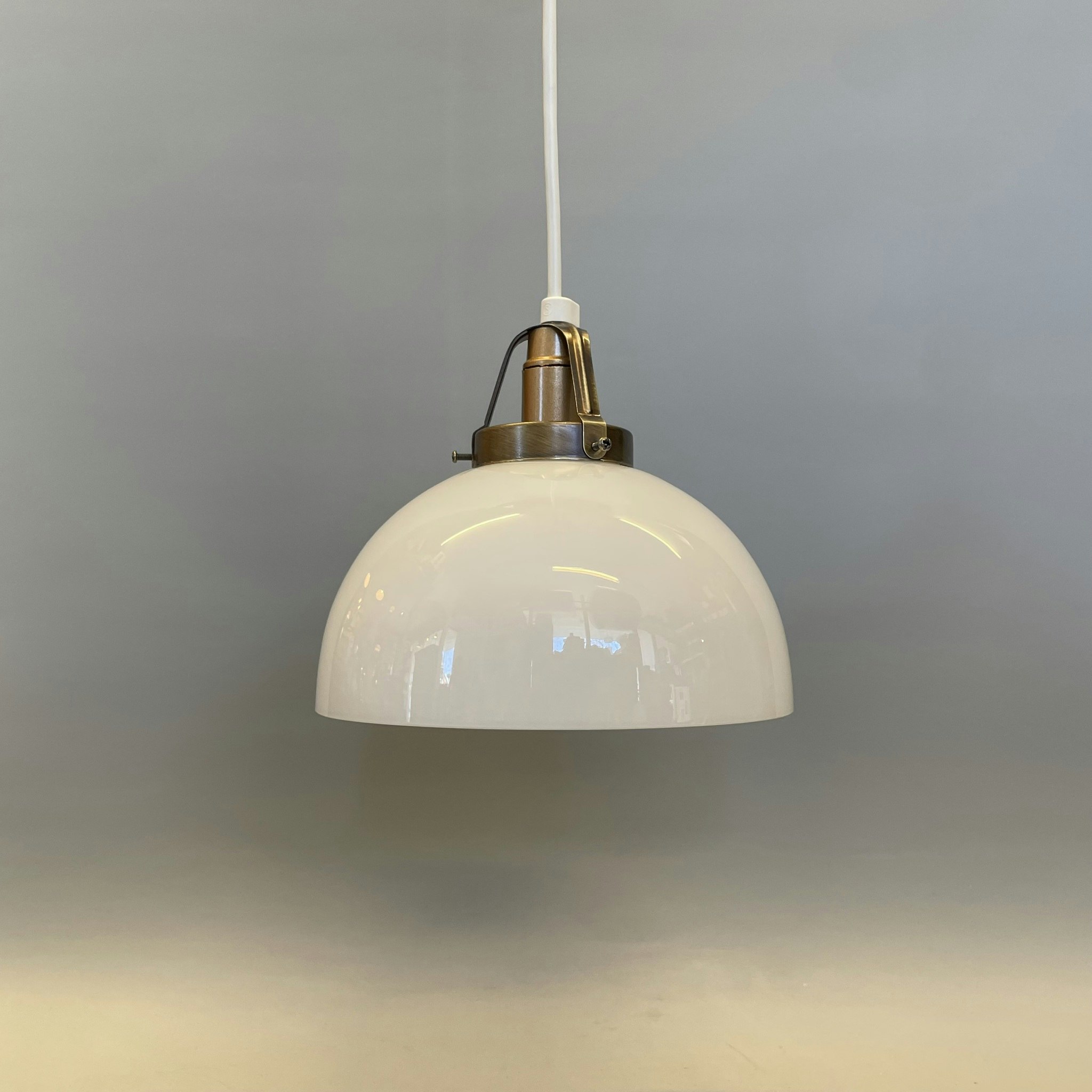 Skålformad lampa opalvit 17 cm - Lysande Sekler - Svunna tiders belysning