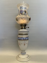 Handmålad antik glasfotogenlampa med dito kupa 20'''