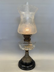 Antik bordsfotogenlampa på svart stenfot 14'''