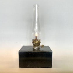 Fotogenlampa i svartmålad plåt 3'''