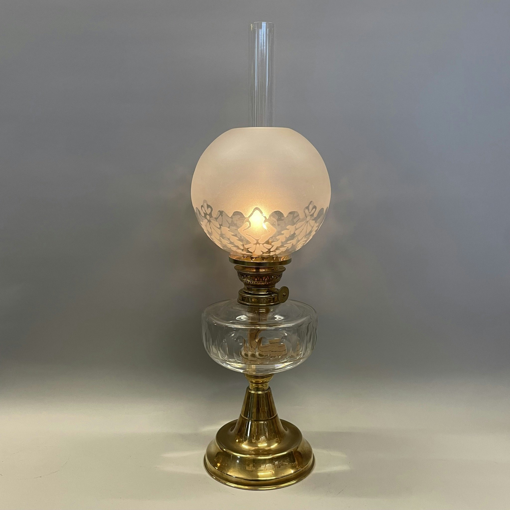 Fotogenlampa med antik klotkupa 10''' - Lysande Sekler - Svunna tiders  belysning
