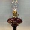 Liten vinröd fotogenlampa på svart zinkfot 5'''