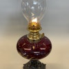 Liten vinröd fotogenlampa på svart zinkfot 5'''