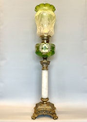 Grön piedestalfotogenlampa med guldmålad dekor 14'''