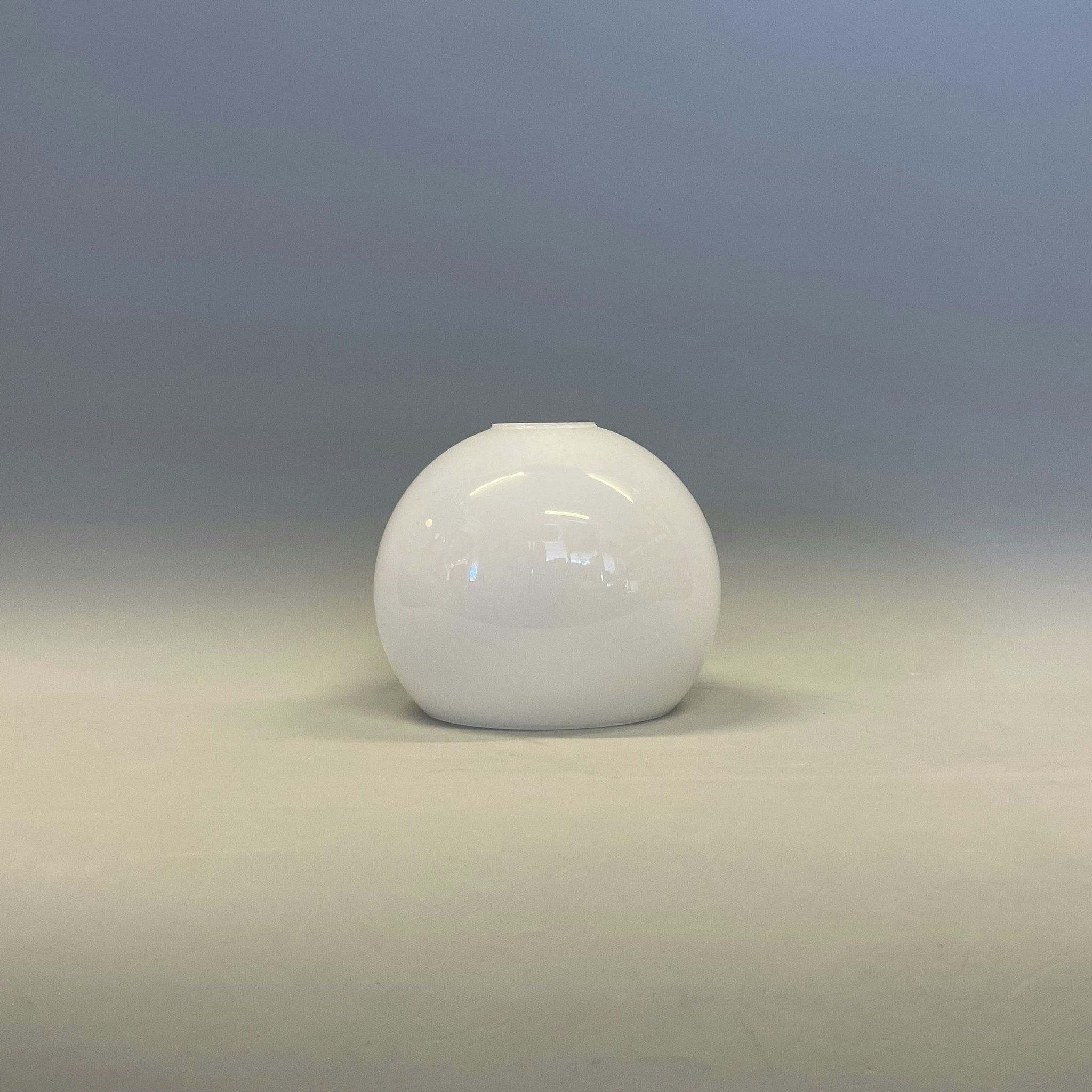 Halvklotkupa blank opalvit 12 cm (hål Ø 30 mm) - Lysande Sekler - Svunna  tiders belysning