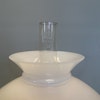 Elegant bordslampa på vit alabasterfot med skärm 14'''