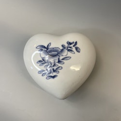 Hjärtformad ask med lock i porslin - blomma