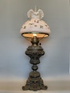 Vacker urnfotogenlampa med handmålad vestaskärm 20'''